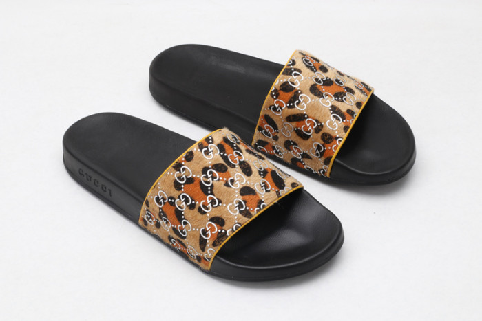 G*u*i sandals