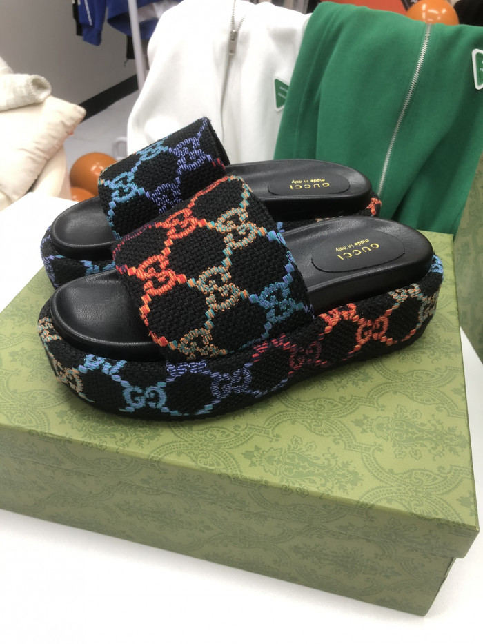 G*u*i sandals