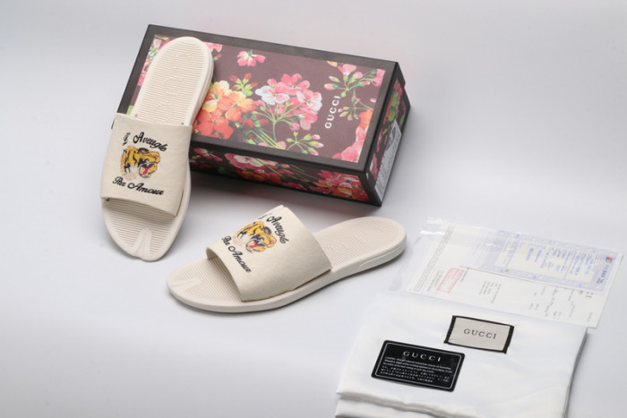 G*u*i sandals