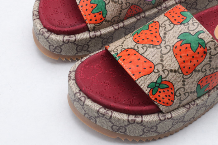 G*u*i sandals